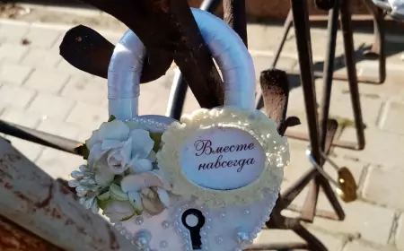 Об обычае молодоженов вешать "замки любви"
