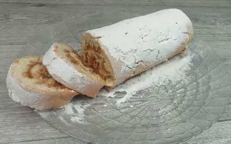 Бисквитный рулет с яблоками.