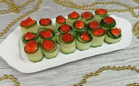 Закуска из огурцов и творожного сыра на новогодний стол