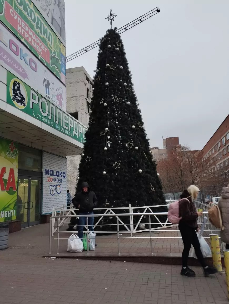 В Донецке и в нынешнем году решено елку на главной площади не устанавливать