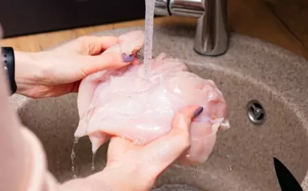 Вы все еще моете сырое мясо перед приготовлением?