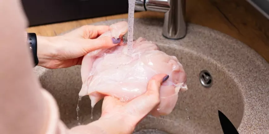 Вы все еще моете сырое мясо перед приготовлением?